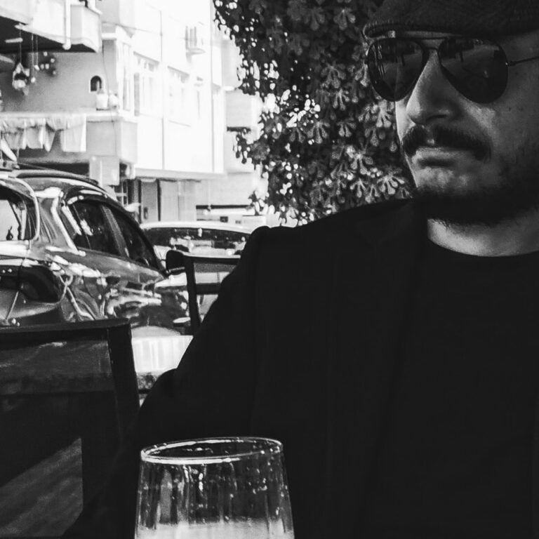 ÜNLÜ SESLENDİRME SANATÇISI VE YÖNETMEN EFE TAĞI İLE KEYİFLİ BİR RÖPÖRTAJ GERÇEKLEŞTİRDİK!