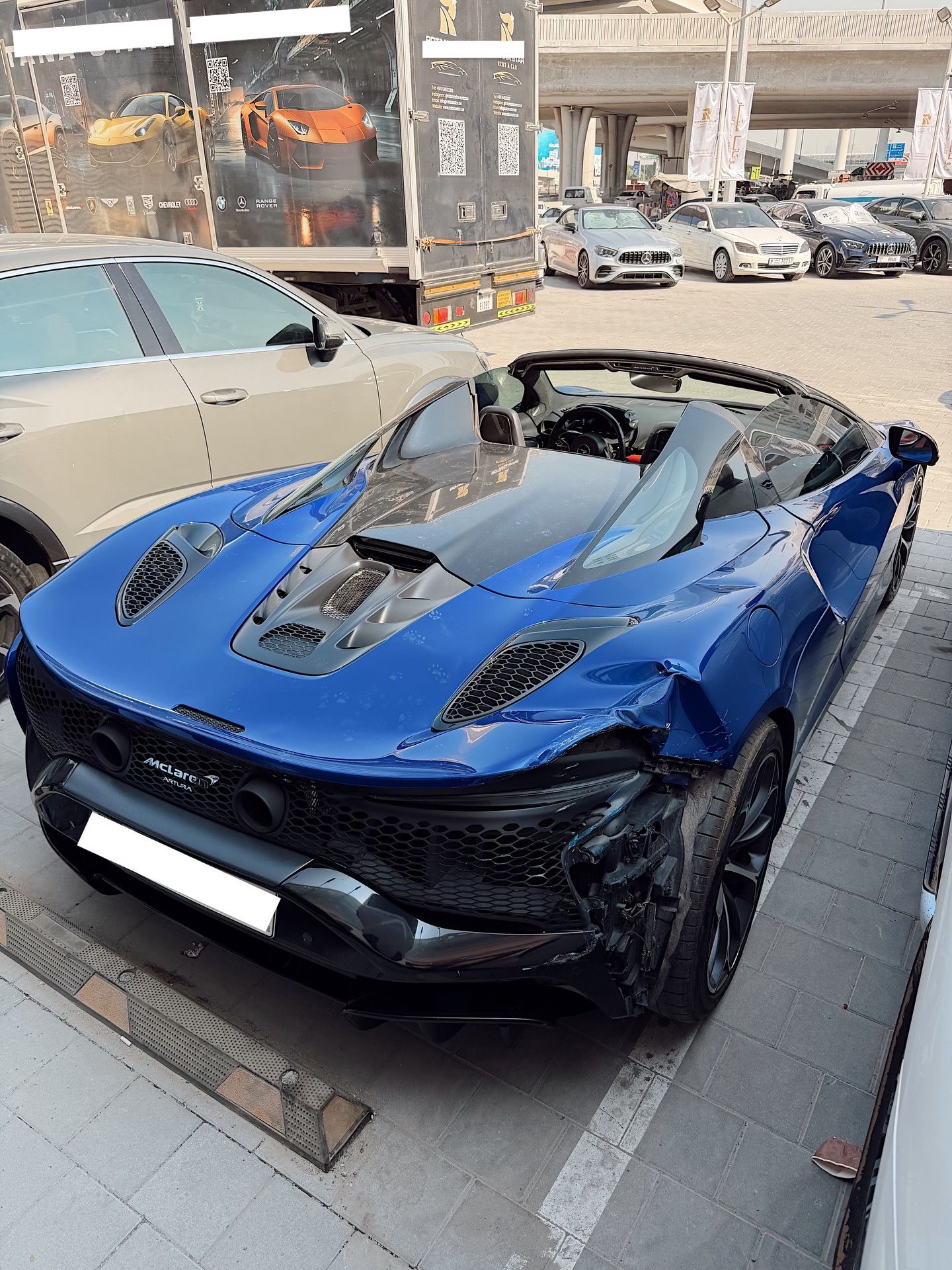 Ertuğrul Gazi Şener Dubai’de Trafik Kazası Geçirdi: Lüks Araçta Büyük Hasar”